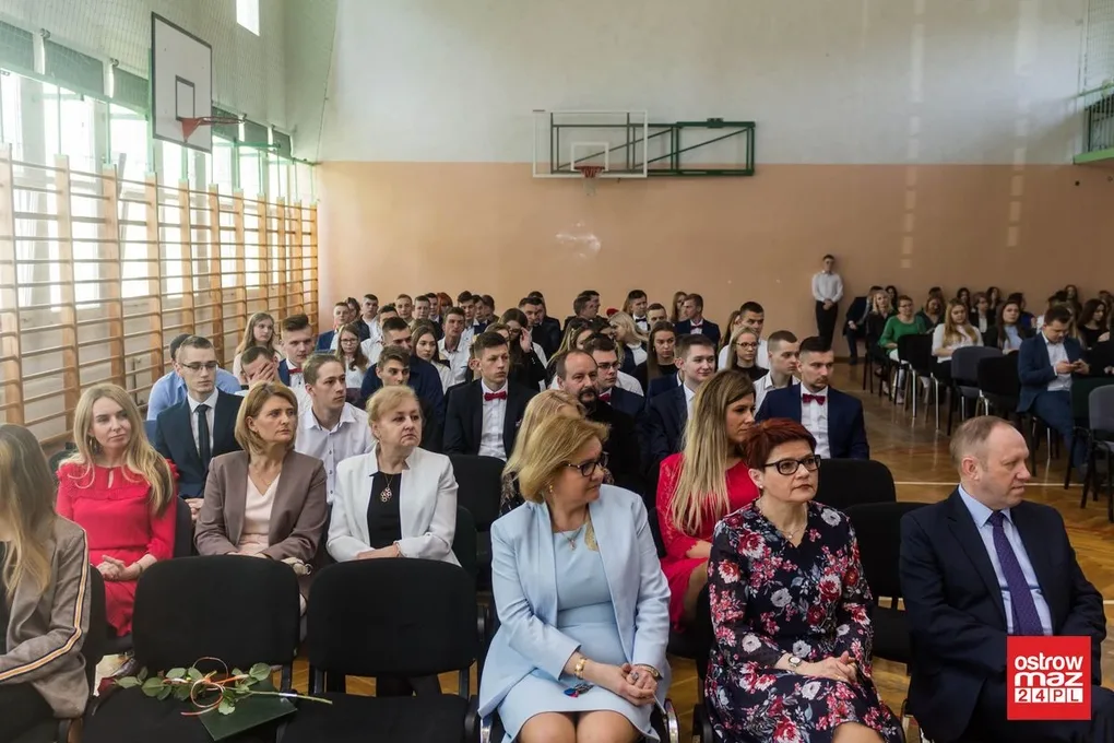 Maturzyści z "Rubinka" zakończyli rok szkolny (zdjęcia, wideo)