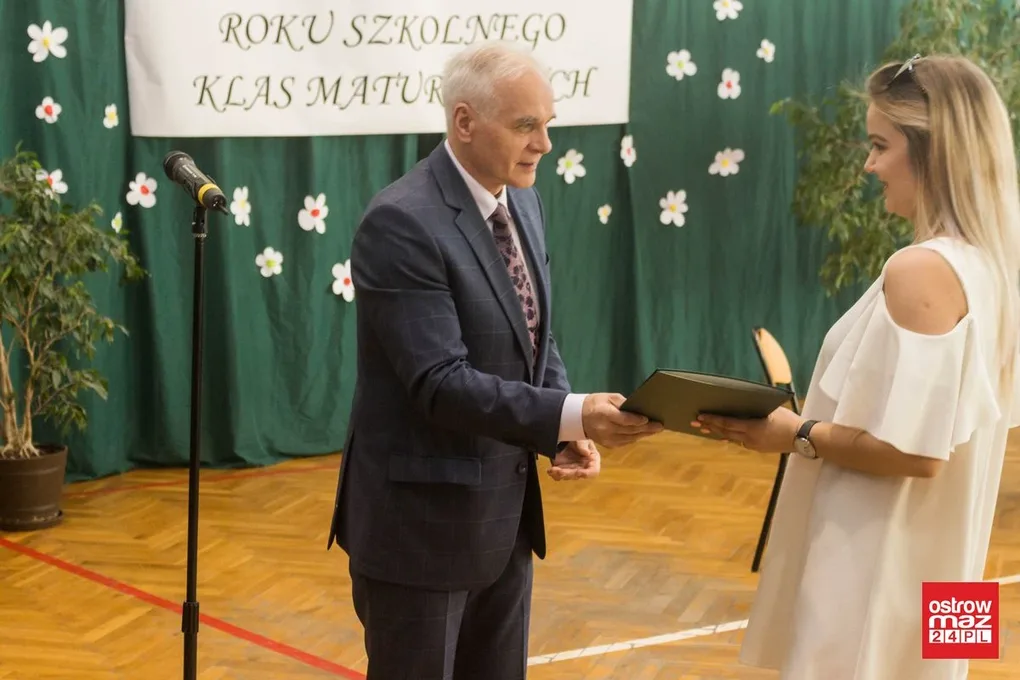 Maturzyści z "Rubinka" zakończyli rok szkolny (zdjęcia, wideo)