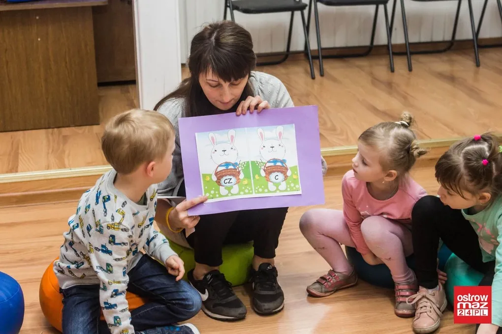 Zabawa z logopedą w bibliotece (zdjęcia)