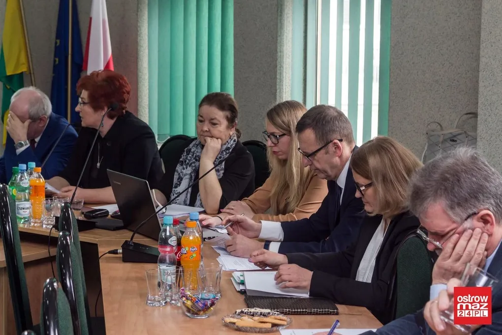 Podjęli szereg uchwał i przyjęli wiele sprawozdań. Sesja rady gminy Ostrów Mazowiecka (zdjęcia, wideo)