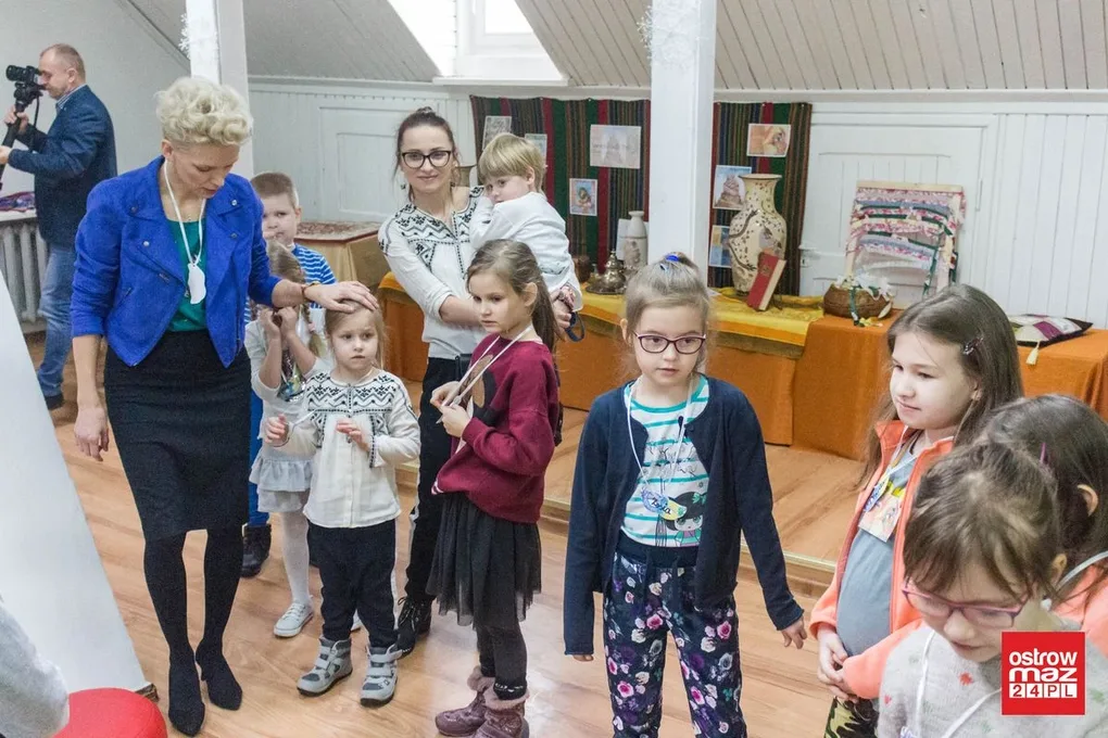 Zabawa dzieci w bibliotece (zdjęcia, wideo)