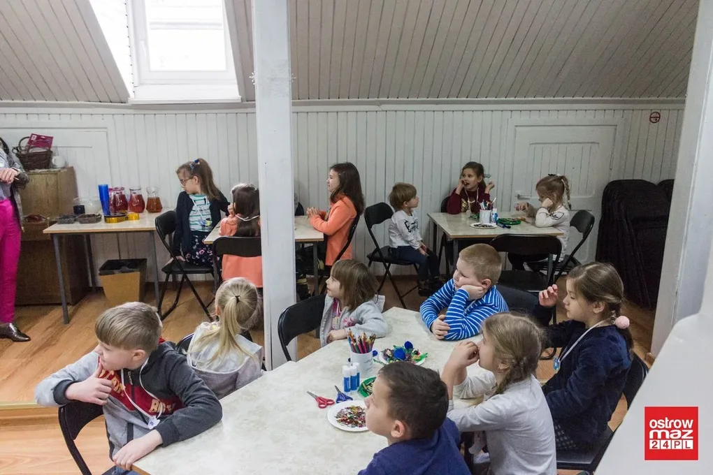 Zabawa dzieci w bibliotece (zdjęcia, wideo)