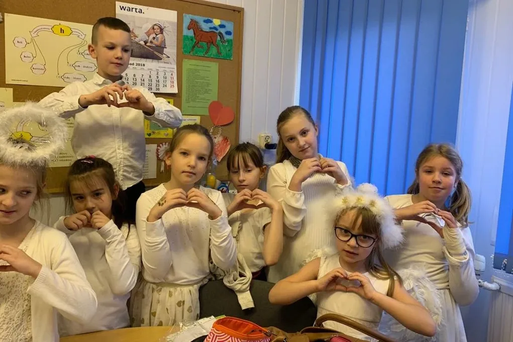 "Aniołki" przygotowały kartki świąteczne dla chorych dzieci (zdjęcia)