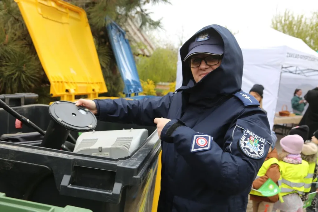 Przynieśli surowce wtórne, dostali rośliny. Nasza akcja: Piknik na zielono w Ostrowi Mazowieckiej. Zdjęcia, wideo