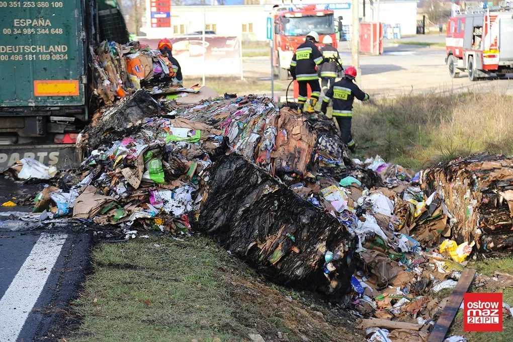 Pożar makulatury w ciężarówce (zdjęcia)
