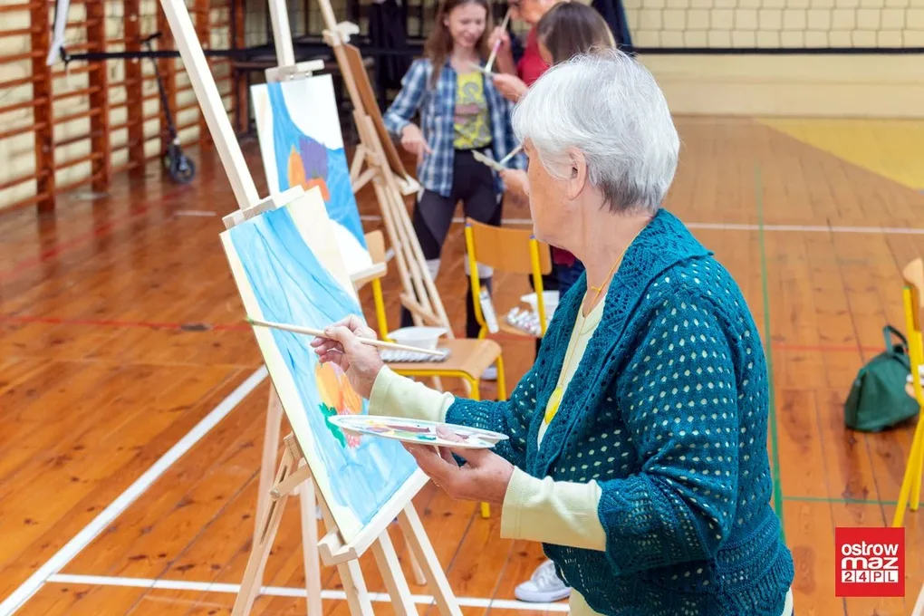 Wspólne malowanie seniorów i uczniów ZSS w Starym Lubiejewie (zdjęcia)