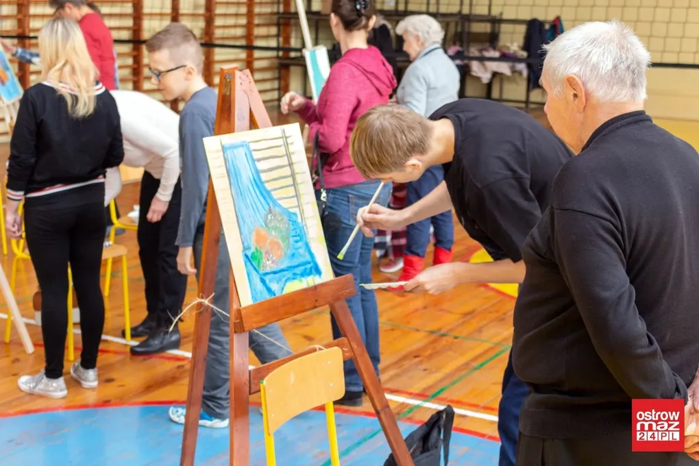 Wspólne malowanie seniorów i uczniów ZSS w Starym Lubiejewie (zdjęcia)