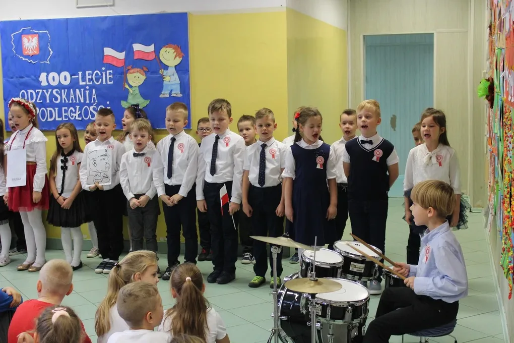Najmłodsi uczniowie "jedynki" dla niepodległej (zdjęcia)