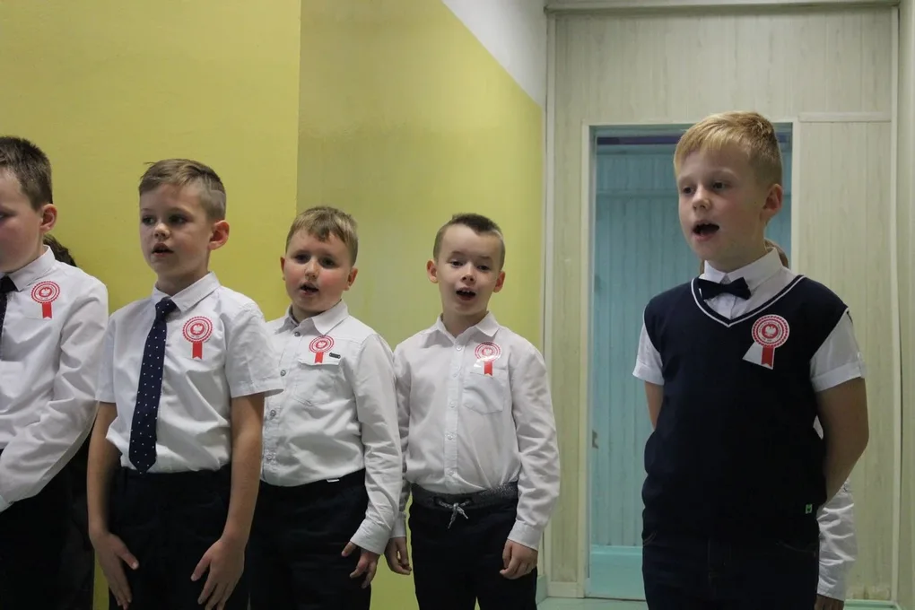 Najmłodsi uczniowie "jedynki" dla niepodległej (zdjęcia)