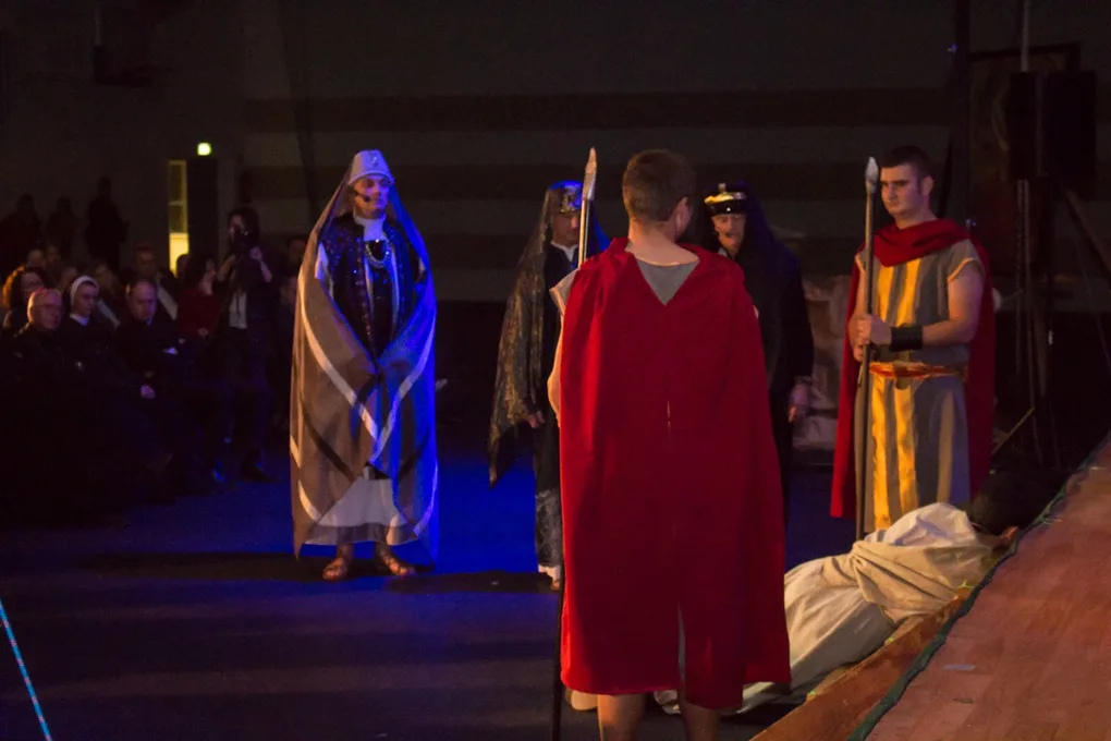 Misterium pasyjne w wykonaniu grupy Rzeczpospolita Apostolska (zdjęcia, wideo)