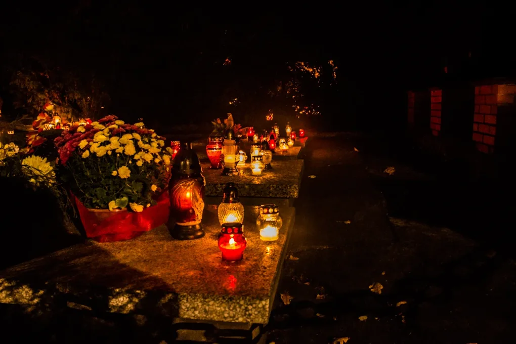 Ostrowski cmentarz nocą - zobacz zdjęcia