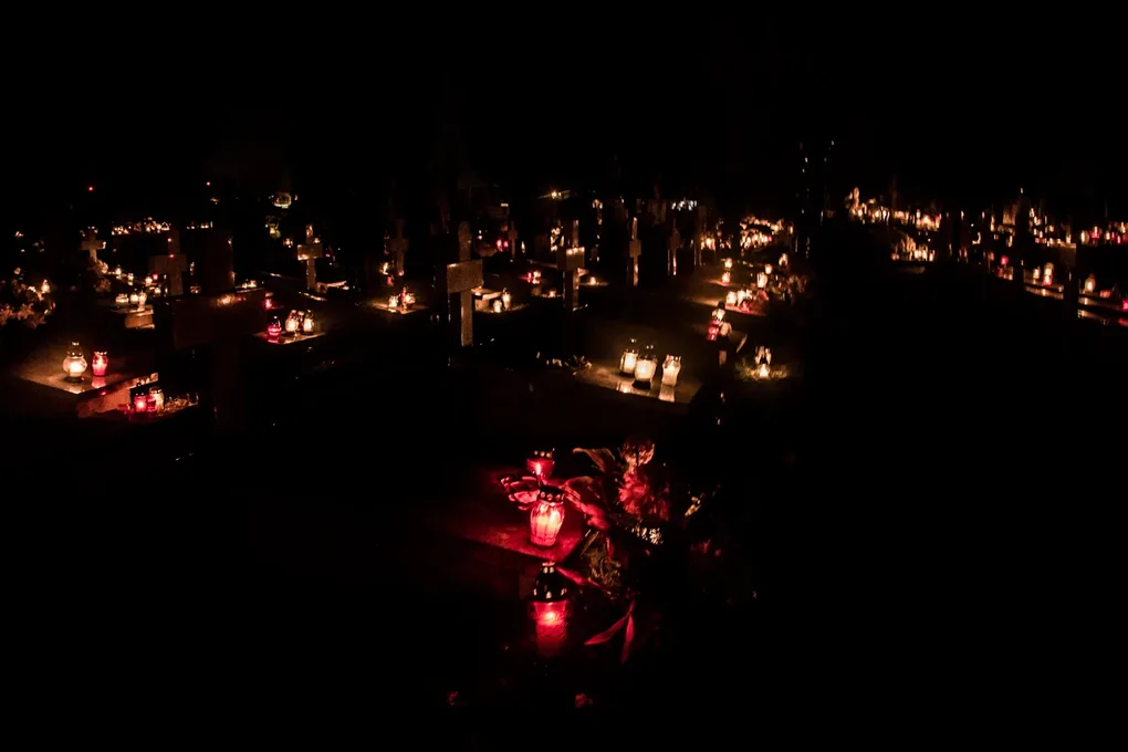 Ostrowski cmentarz nocą - zobacz zdjęcia