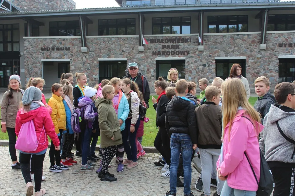 Uczniowie klas piątych na wycieczce w Białowieży (zdjęcia)