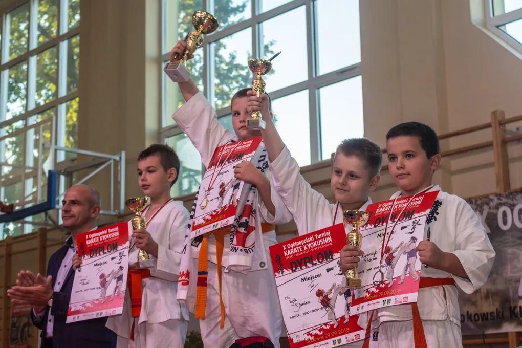 Setki karateków na macie (zdjęcia, wideo)