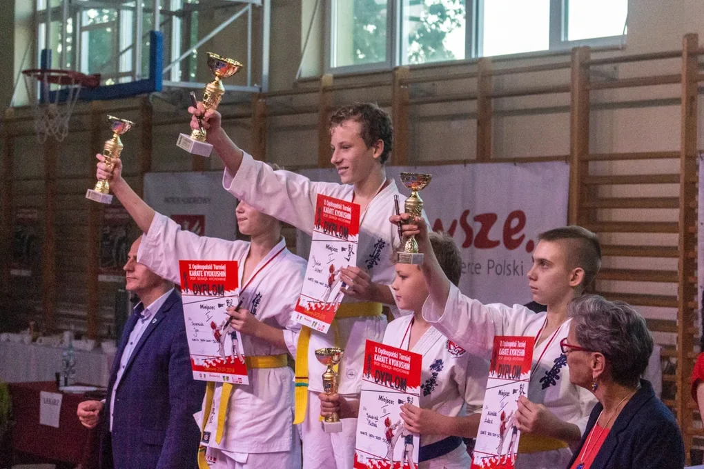 Setki karateków na macie (zdjęcia, wideo)