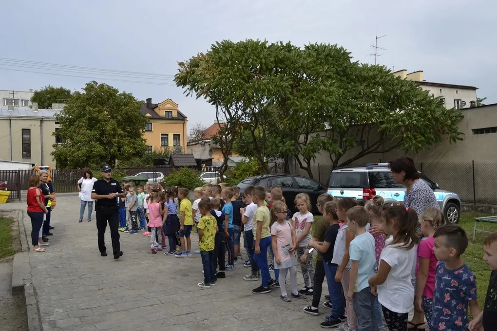 Dzieci uczyły się przechodzić przez jezdnię (zdjęcia)