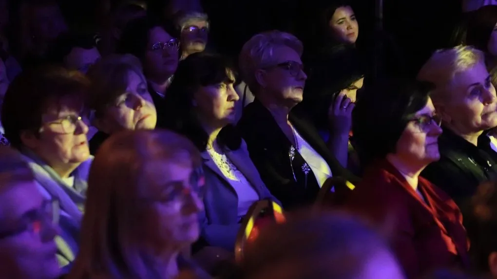 Dziś nie ma pecha. Dziś są kwiaty, muzyka i śpiew. Mieszkańcy Szulborza Wielkiego świętowali Dzień Kobiet (zdjęcia, wideo)
