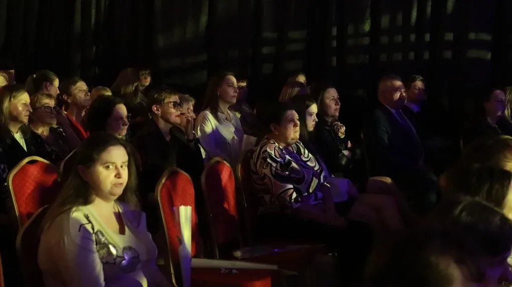Dziś nie ma pecha. Dziś są kwiaty, muzyka i śpiew. Mieszkańcy Szulborza Wielkiego świętowali Dzień Kobiet (zdjęcia, wideo)