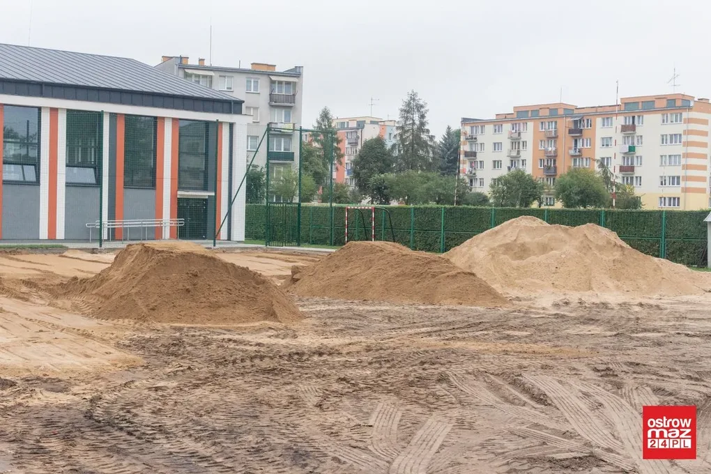 Trwa budowa boiska wielofunkcyjnego przy "Koperniczku" (zdjęcia)