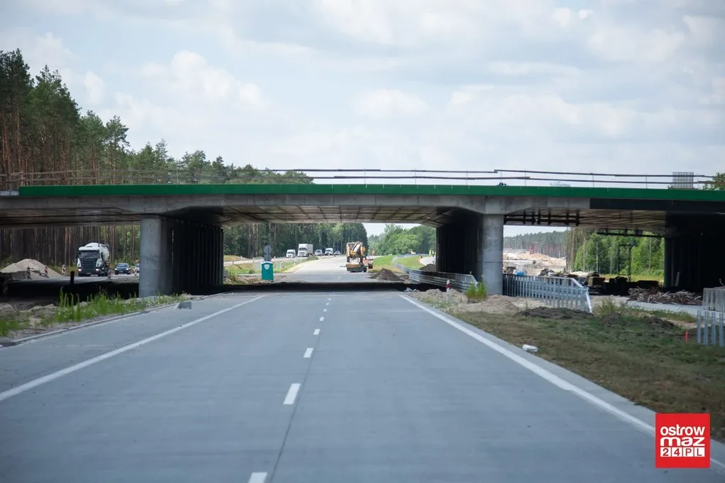 Intensywne prace na odcinkach drogi ekspresowej S8 (zdjęcia)