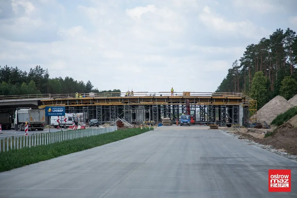 Intensywne prace na odcinkach drogi ekspresowej S8 (zdjęcia)