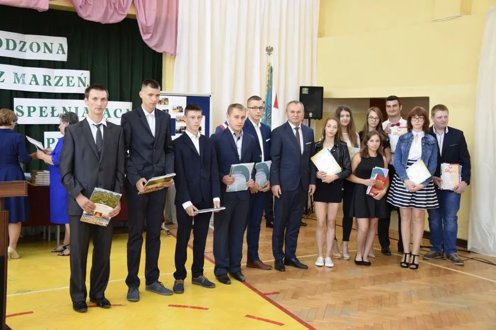Odebrali świadectwa i rozpoczęli wakacje (zdjęcia)