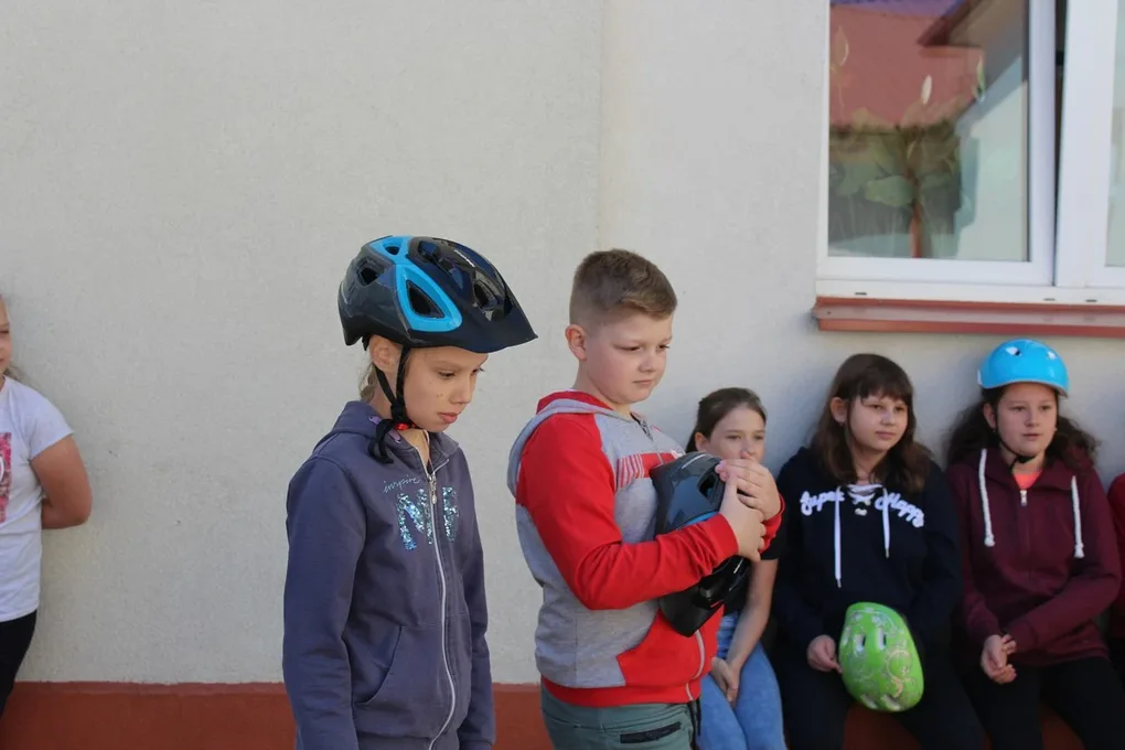 Uczniowie "jedynki" z kartami rowerowymi (zdjęcia)