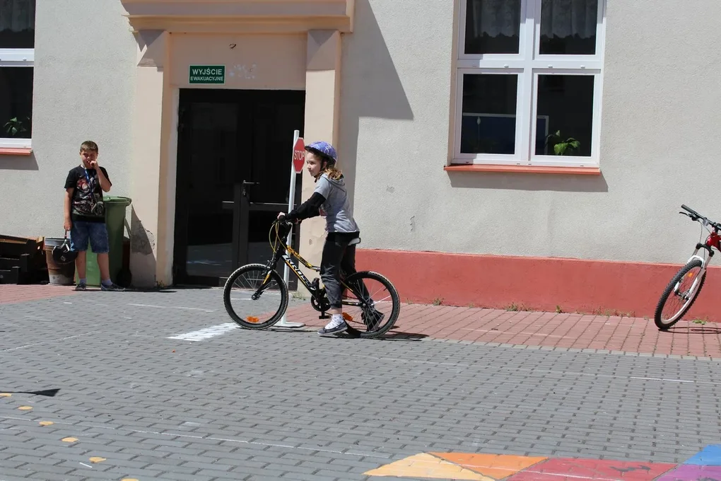 Uczniowie "jedynki" z kartami rowerowymi (zdjęcia)