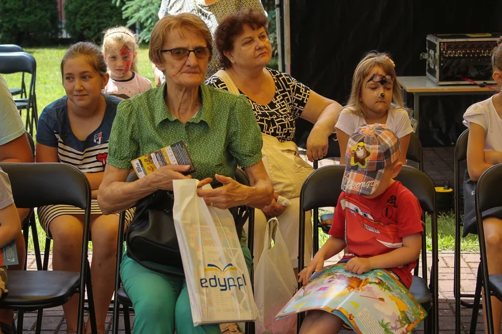 Zabawa z Teatrem Narwal podczas Pikniku z Książką (zdjęcia)