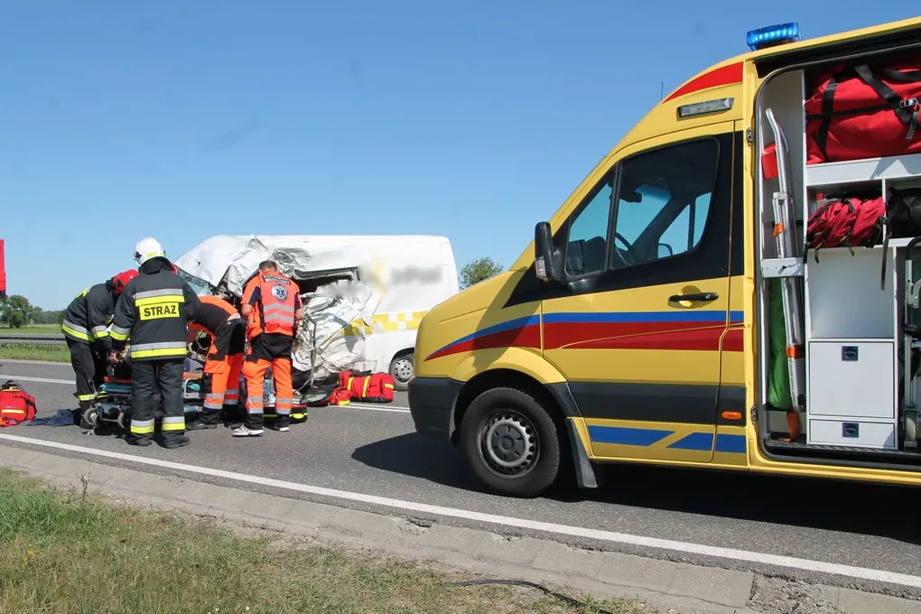 Groźny wypadek z udziałem kierowcy z powiatu ostrowskiego (zdjęcia)
