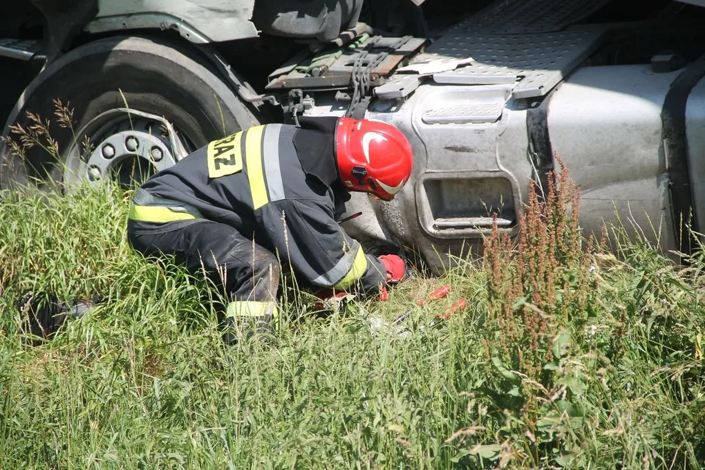 Groźny wypadek z udziałem kierowcy z powiatu ostrowskiego (zdjęcia)