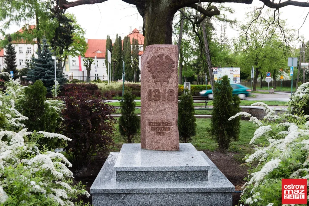 Obelisk wrócił pod Dąb Wolności (zdjęcia)