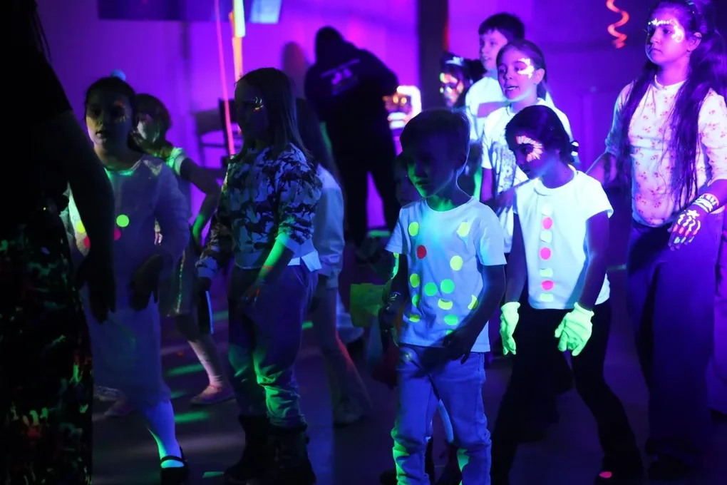 Szaleństwo kolorów i świateł. Fluo Bal w Starej Elektrowni (zdjęcia)