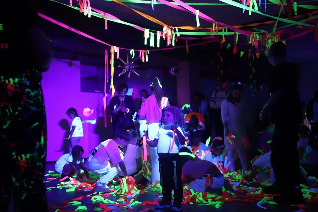 Szaleństwo kolorów i świateł. Fluo Bal w Starej Elektrowni (zdjęcia)