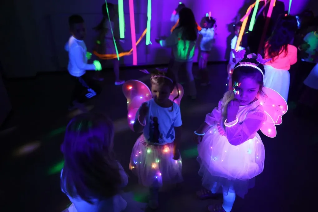 Szaleństwo kolorów i świateł. Fluo Bal w Starej Elektrowni (zdjęcia)