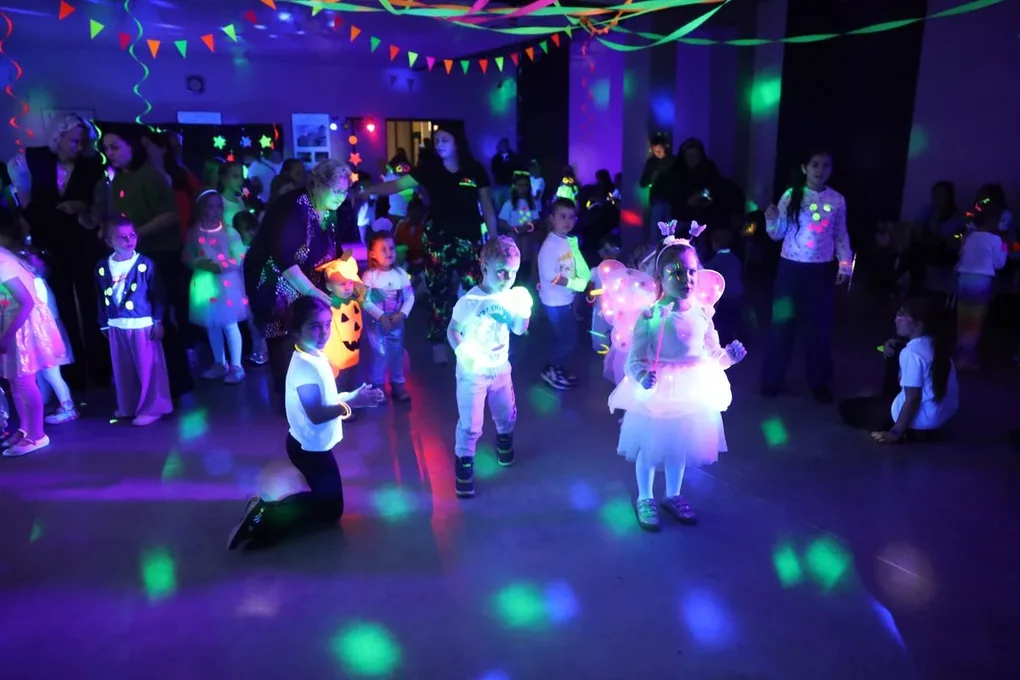 Szaleństwo kolorów i świateł. Fluo Bal w Starej Elektrowni (zdjęcia)