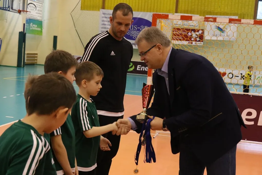 Ambitne starcia młodych piłkarzy (zdjęcia, wideo)