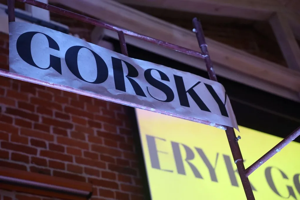 "Z plamy powstałeś" - opowieść o człowieku i paradoksach codzienności (zdjęcia)