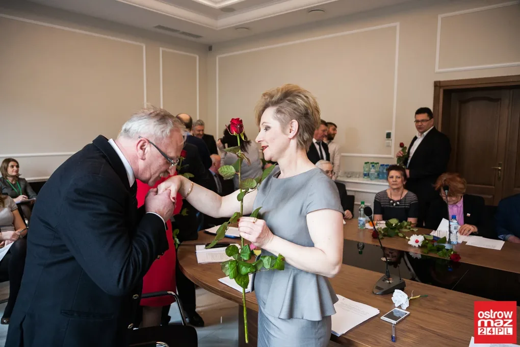 Sesja rady powiatu z kwiatami w tle (zdjęcia, wideo)