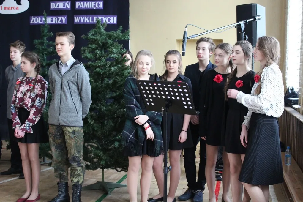 Uczniowie "jedynki" nie zapomnieli o żołnierzach wyklętych (zdjęcia)