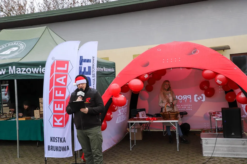 Ponad 200 choinek trafiło do mieszkańców Ostrowi! Ekologiczna akcja zakończona sukcesem! (zdjęcia)