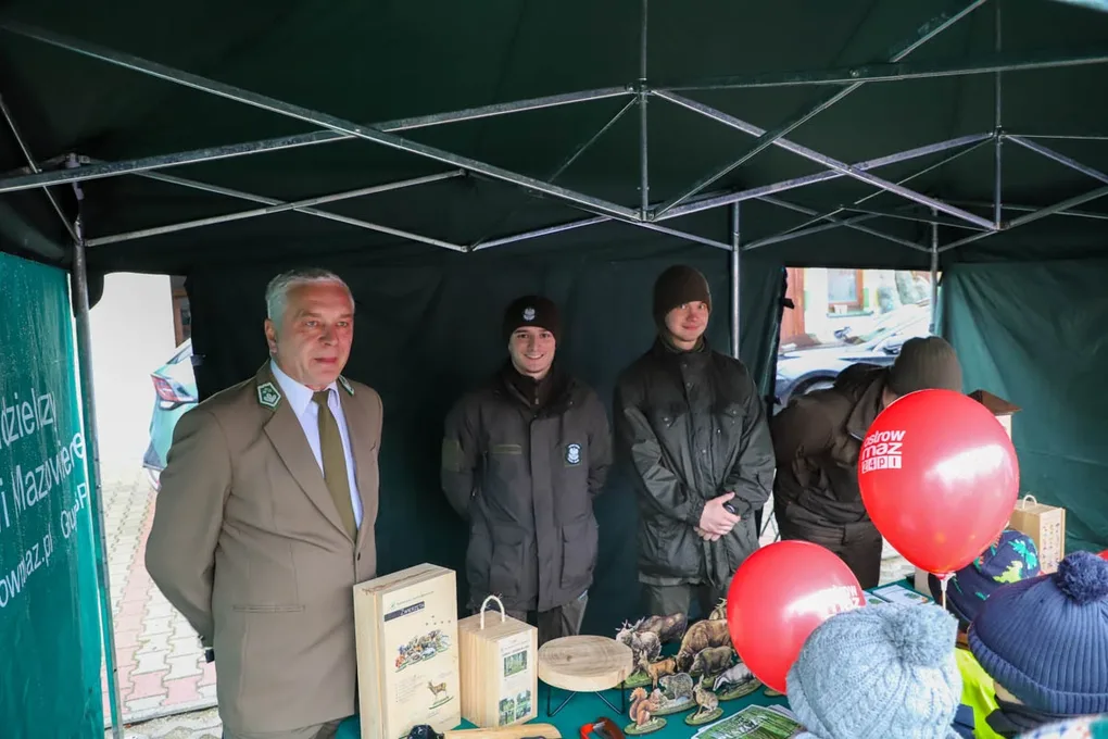 Ponad 200 choinek trafiło do mieszkańców Ostrowi! Ekologiczna akcja zakończona sukcesem! (zdjęcia)