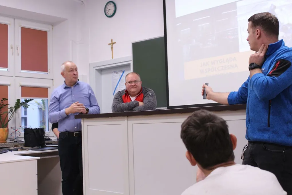 Ósmoklasiści poznali Dualną Ostrów (zdjęcia)