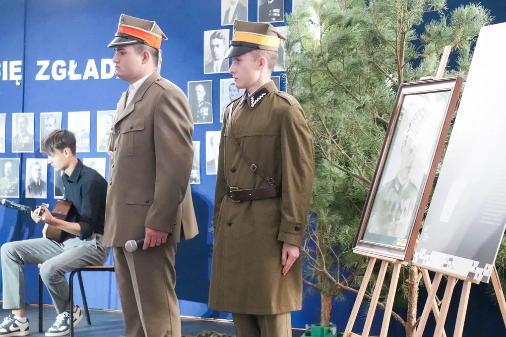 Dąb Pamięci dla kpt. Jana Rapcewicza. Wzruszająca uroczystość w Zespole Szkół nr 1 w Ostrowi Mazowieckiej (zdjęcia)