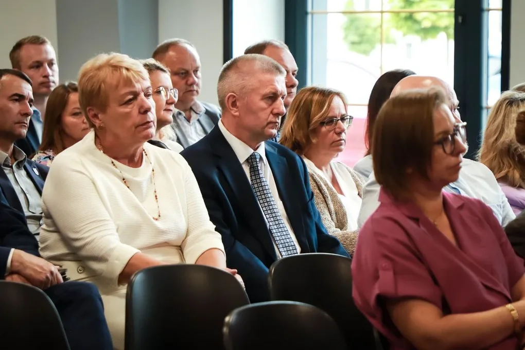 Minister Katarzyna Pełczyńska-Nałęcz w Ostrowi Mazowieckiej. Podwojenie środków na wodociągi i cyberbony dla samorządów (zdjęcia)