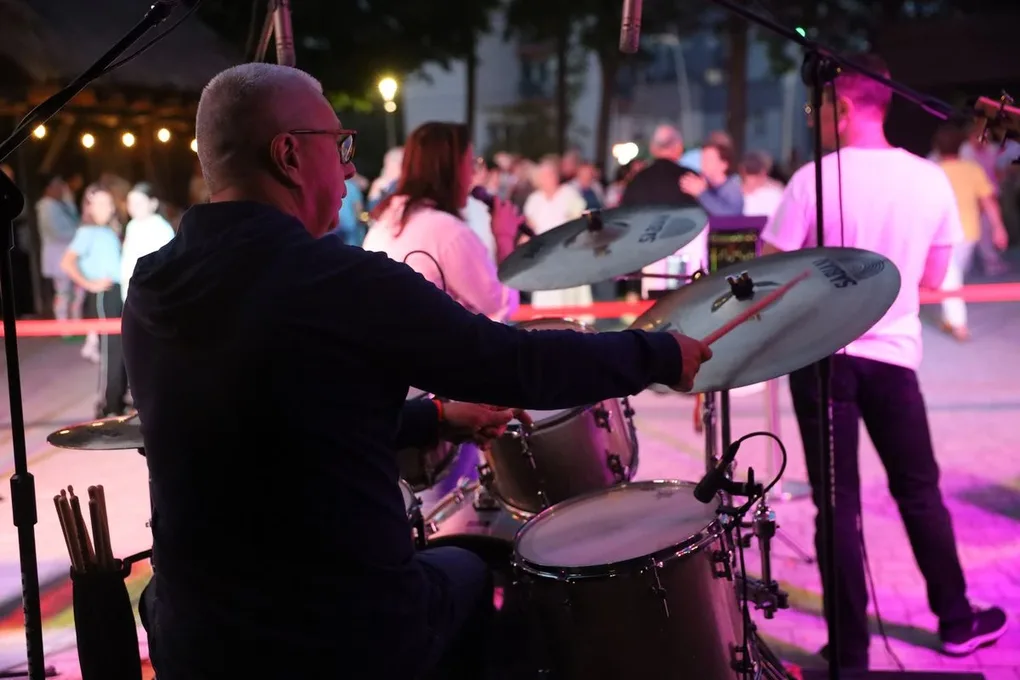 Letni wieczór z muzyką na żywo przyciągnął tłumy mieszkańców (zdjęcia)