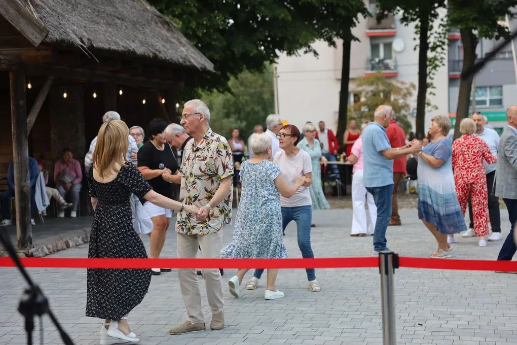 Letni wieczór z muzyką na żywo przyciągnął tłumy mieszkańców (zdjęcia)