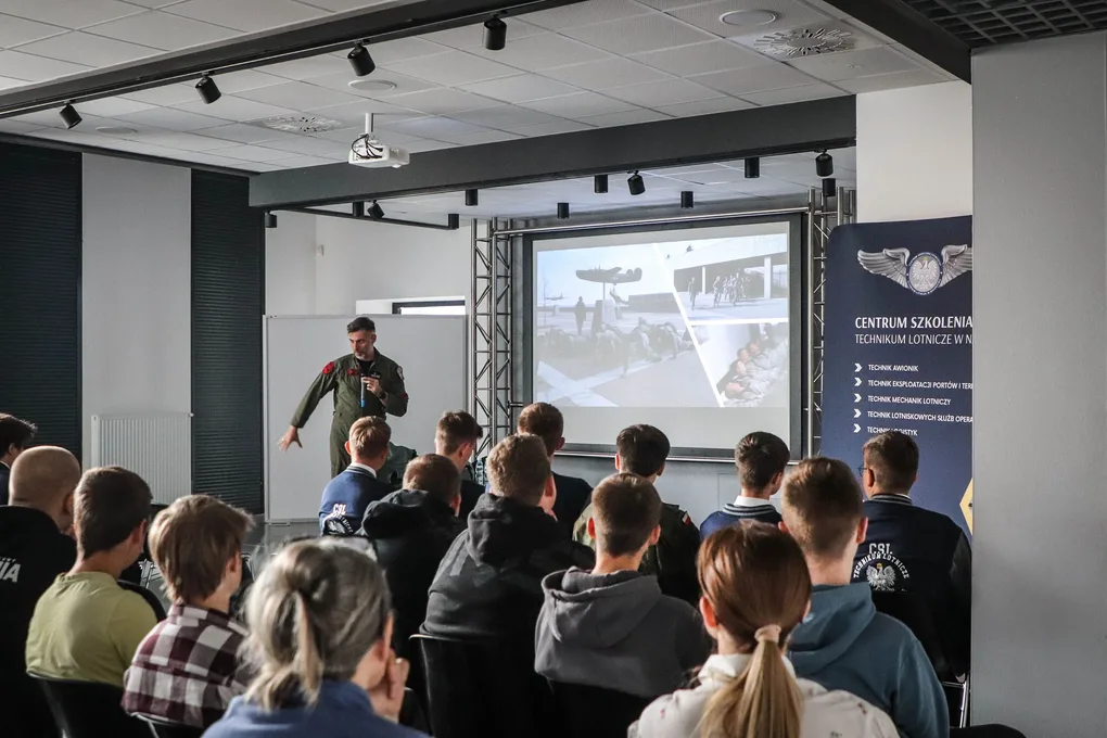 Droga do kokpitu F-16. Inspirujące spotkanie z majorem Maciejem Krakowianem (zdjęcia)