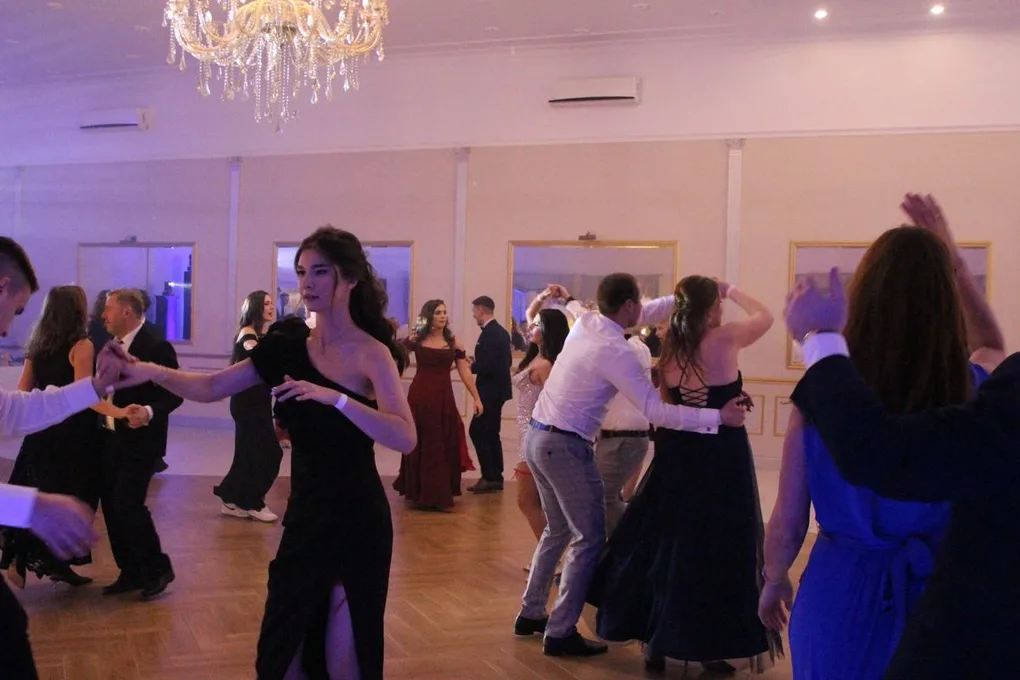 Ostatni bal przed maturą. Studniówka uczniów "Ekonomika" (zdjęcia, wideo)