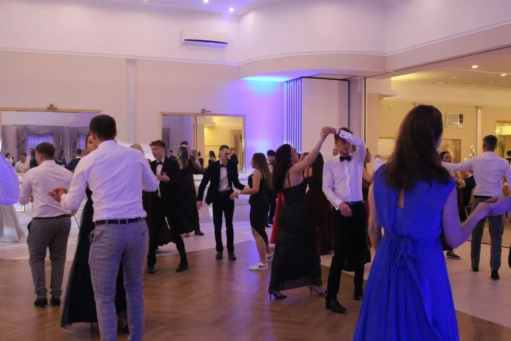 Ostatni bal przed maturą. Studniówka uczniów "Ekonomika" (zdjęcia, wideo)